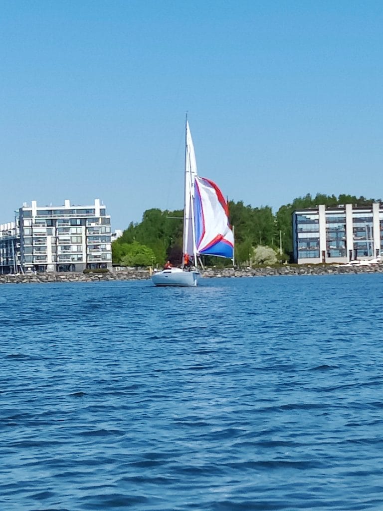 Vene lähestymässä starttiviivaa spinnu ylhäällä.