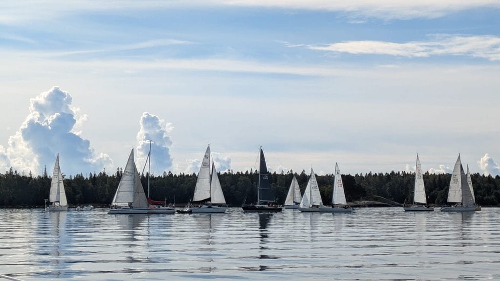 Lauantain rasvatyyni starttialue. Veneet kelluu ilman tuulta